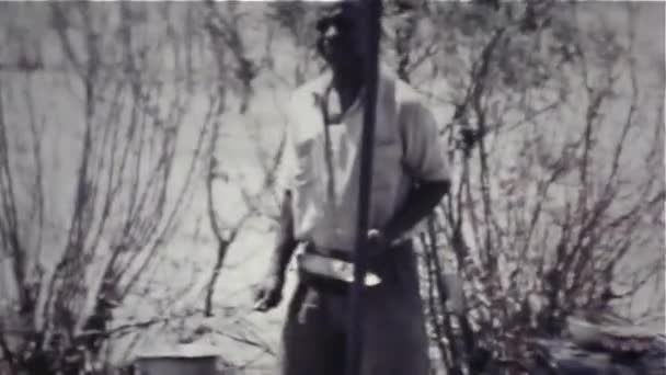 Afrykański mężczyzna gotuje posiłek w buszu - Vintage 8mm — Wideo stockowe
