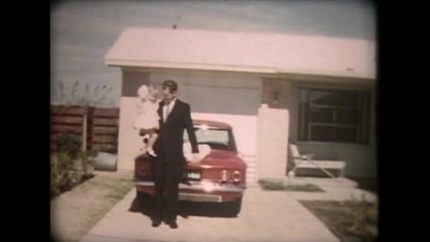 1950-е годы Father With Son And Daughter Outside House - Vintage 8mm — стоковое видео