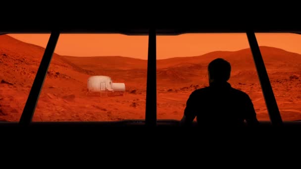 Astronaut blickt auf Marsbasis — Stockvideo