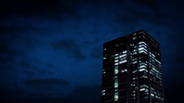 Офисное здание ночью — стоковое видео
