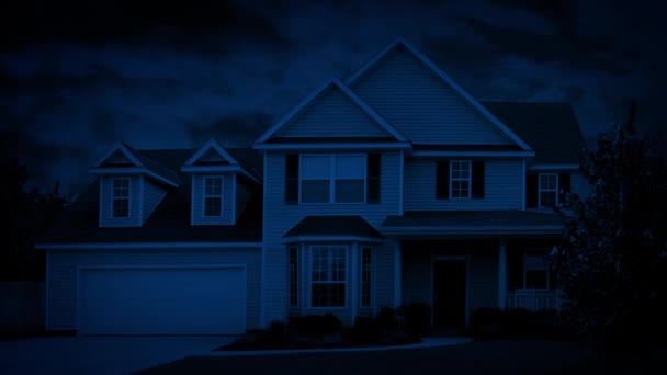La personne allume la lumière dans la maison la nuit 