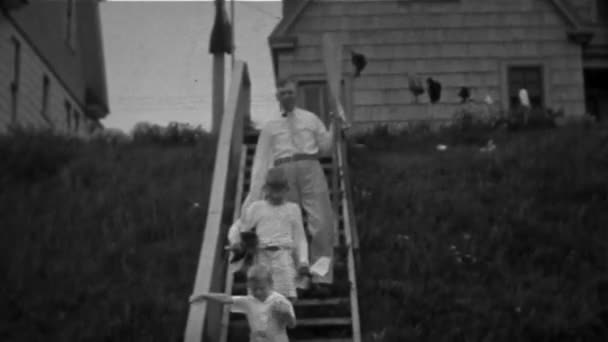 Far och söner chef för fiske - Vintage 8mm — Stockvideo