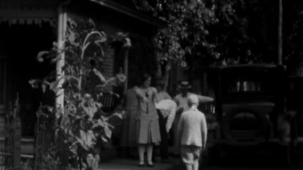 Famille rassemblée autour de la voiture - Vintage 8mm — Video