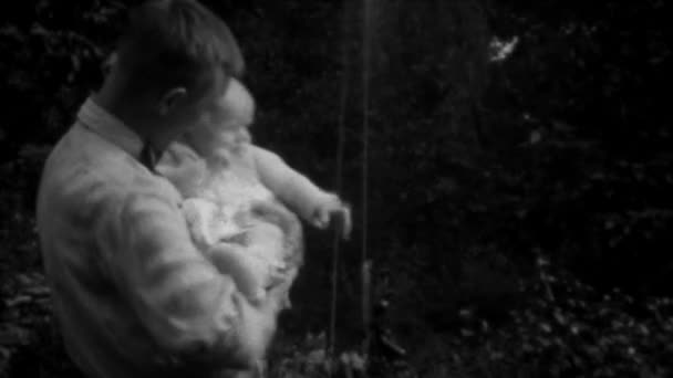 庭園 - ビンテージ 8 mm で赤ん坊の父 — ストック動画