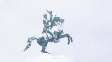 Kar fırtınası heykeli
