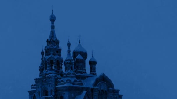 Igreja russa na tempestade de neve à noite — Vídeo de Stock