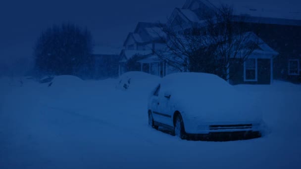 Casas en nevadas por la noche — Vídeo de stock