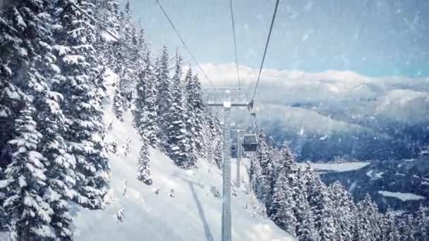 Vista subiendo la montaña con nieve cayendo — Vídeos de Stock