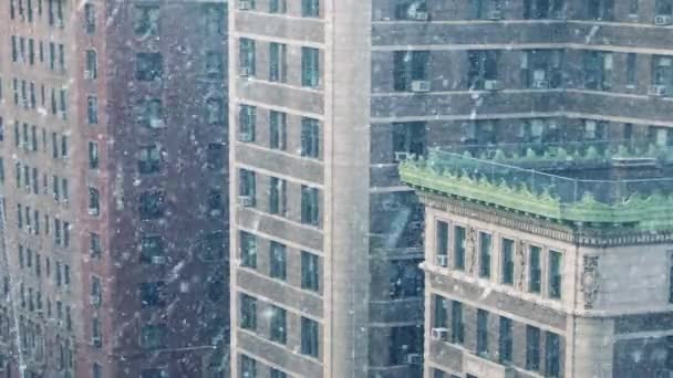 Edificios de la ciudad en Blizzard — Vídeo de stock