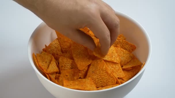 Person Tar Tortilla Chips Från Skål — Stockvideo