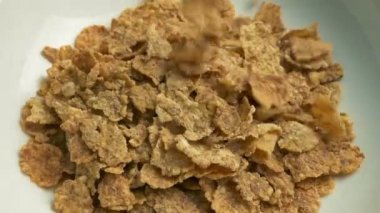 Kahvaltılık Mısır Gevreği ve Kaşık Kaşık İçen Biri