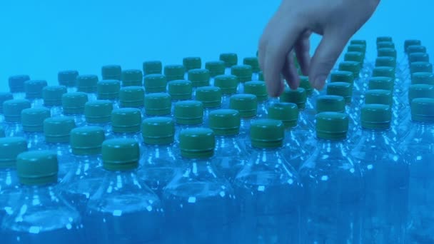 Man Mengambil Bottled Air Dari Penyimpanan Dingin — Stok Video