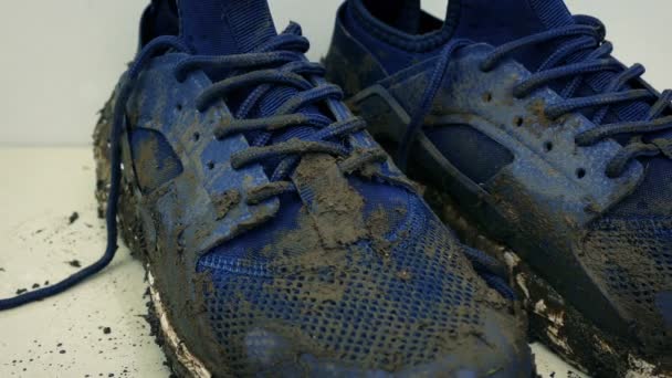 Muddy Sneakers Exercise Sportowe — Wideo stockowe