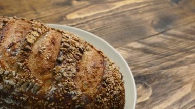 Masanın üzerinde bir somun ekmek