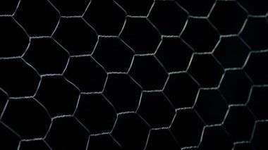 Bir tel örgüyü geçiyoruz.