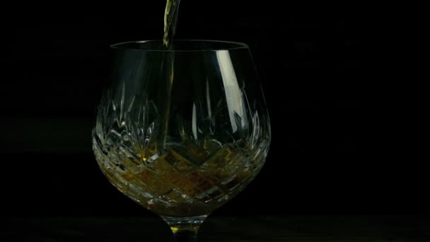 Whiskey Gegoten Glas Opgehaald Closeup — Stockvideo