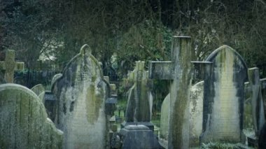 Kışın mezarlara hafif kar yağışıweather forecast