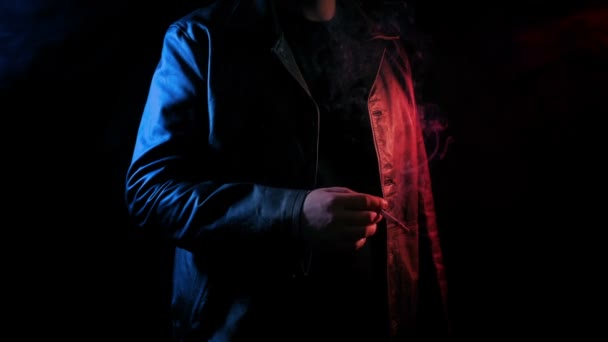 Άνθρωπος Καπνίζει Νέον Κόκκινο Και Μπλε Λάμψη — Αρχείο Βίντεο