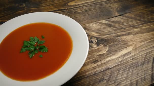 Sup Tomat Disajikan Pada Meja Kayu — Stok Video