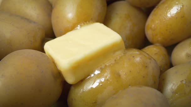Masło Topi Się Gorącym Ziemniaku — Wideo stockowe