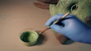 Dinozor Triceratops Model Kafası Boyanıyor
