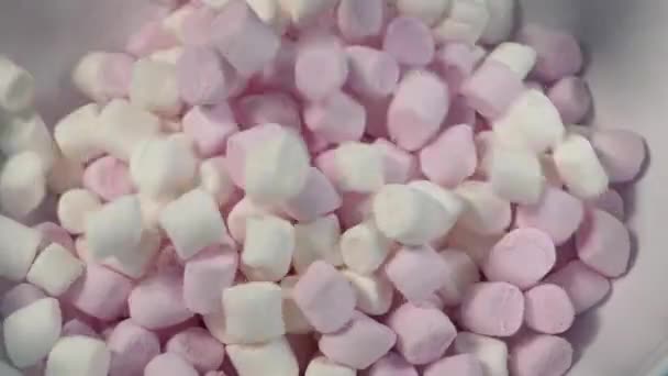 Καραμέλες Marshmallows Χυμένες Στο Μπολ — Αρχείο Βίντεο