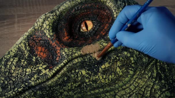 Cabeça Velociraptor Sendo Pintada Para Sequência Exibição — Vídeo de Stock