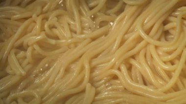 Kaynar suda pişirme spagetti