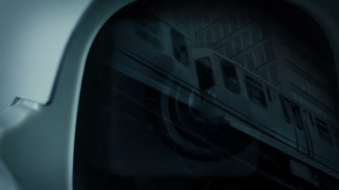 Yükseltilmiş Tren, CCTV Kamera Yansımasını Geçer
