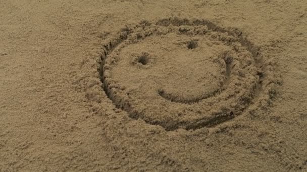 Gelukkig Gezicht Getekend Het Zand — Stockvideo