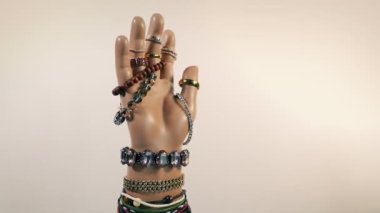 Mağazada El Mücevherleri ve Bilezik Gösterimi