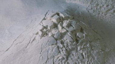 Pişirme Un Yığını Yavaşça Dönüyor