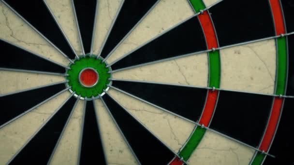 Dobott Darts Körül Bullseye Mozgó Lövés — Stock videók