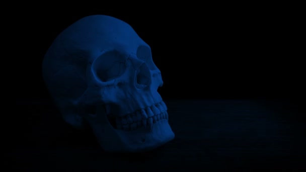 黑暗中桌子上的骷髅 — 图库视频影像