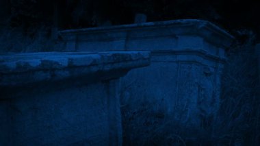 Gece Mezarlıktaki Mahzenler