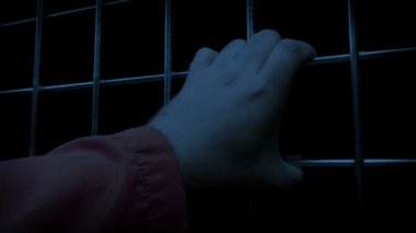 Mahkûmun Karanlıkta Parmaklıkları
