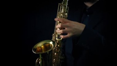 Saksafoncu Çalmayı Bırakır ve Başlar