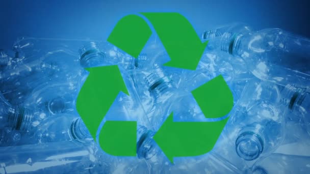 Prázdné Plastové Láhve Symbolem Recyklace — Stock video