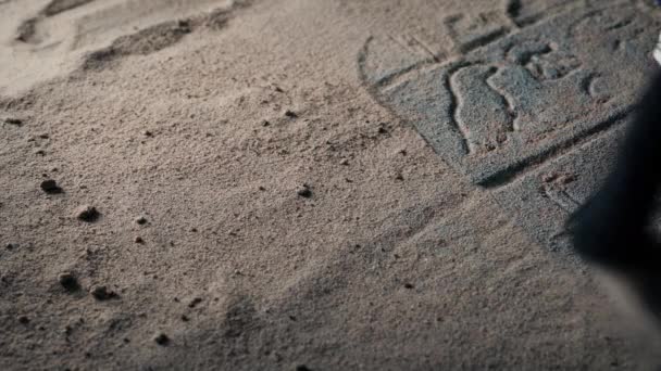 Βούρτσα Καθαρίζει Την Άμμο Από Την Αρχαία Αιγυπτιακή Τάφο Γλυπτική — Αρχείο Βίντεο