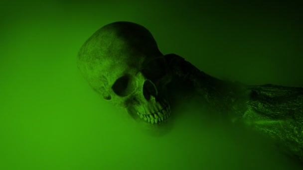 在绿烟中被兽人捡到的骷髅 — 图库视频影像