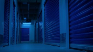 Gece vakti güvenlik ışığı olan sanayi tesisi