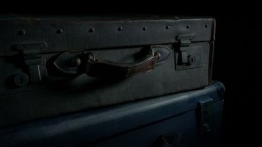 Karanlıkta Yığılmış Bavullar