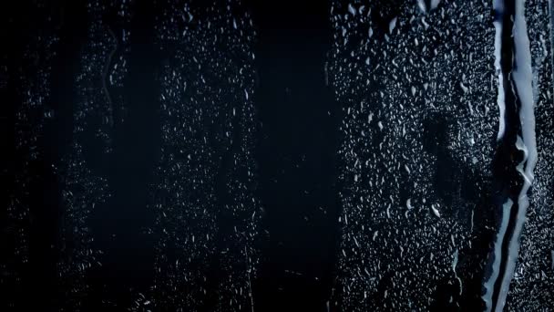 Pluie Faisant Des Lignes Vers Bas Verre Sur Noir — Video