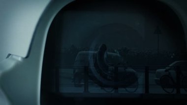 CCTV lensleri şehirdeki insanları ve arabaları yansıtıyor.