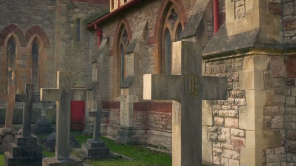 Croci Nel Cimitero Vicino Alla Chiesa Nel Pomeriggio — Video Stock