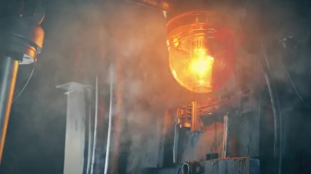 Průmyslové Stroje Kouři Mihotavém Světle — Stock video