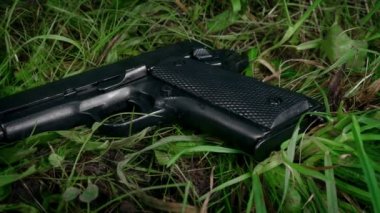 Çimenlerde Silah Hareketli Vuruş