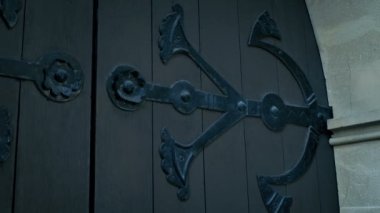 Akşam vakti Ortaçağ Kapısı 'ndan geçmek