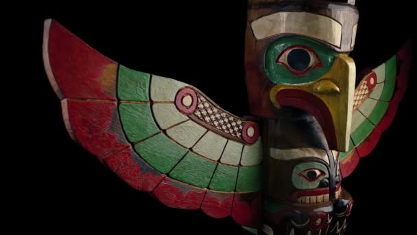 カラフルなアメリカ先住民トーテムポールを通過 — ストック動画