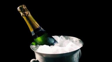 Şampanya buz kovasında soğutuluyor